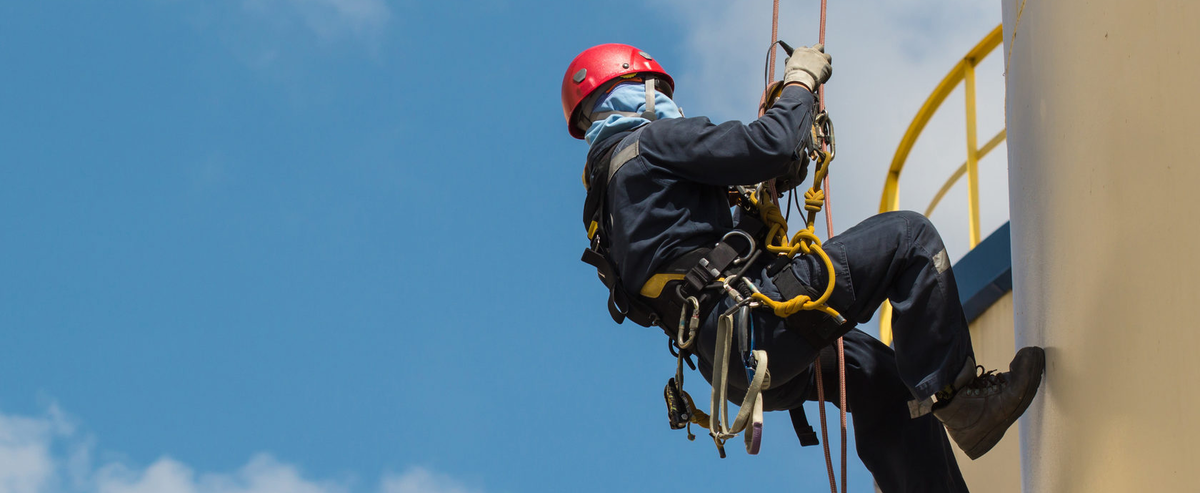 Экипировка работника на высоте. Работы на высоте. Человек в спецодежде. Спецодежда монтажника. Работа на высоте спецодежда.