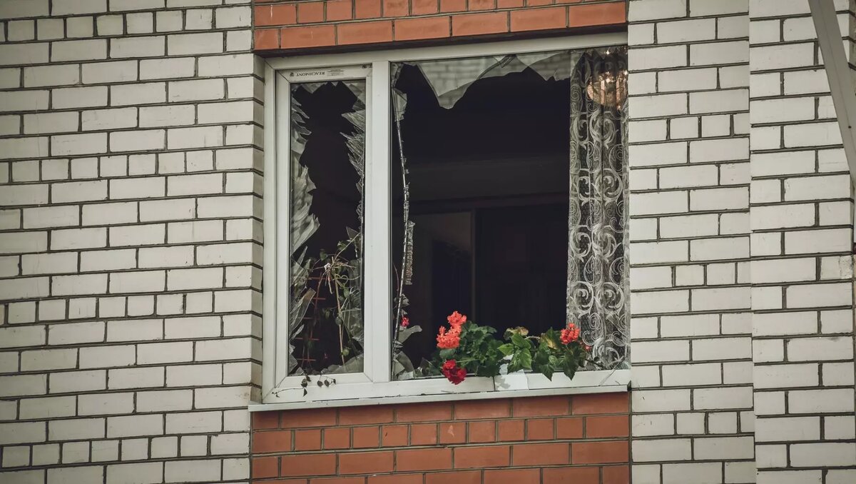     Мужчина выпал из окна высотки в ЖК «Шоколад», сообщают очевидцы в социальных сетях.