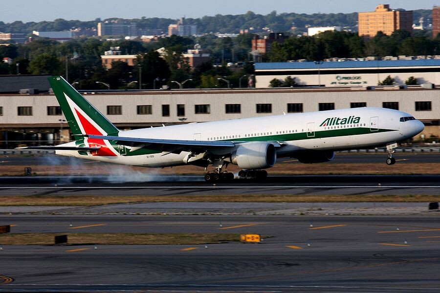 Boeing 777-200ER авиакомпании приземляется в нью-йоркском аэропорту, где, со слов адвокатов, создаётся 15% выручки Alitalia