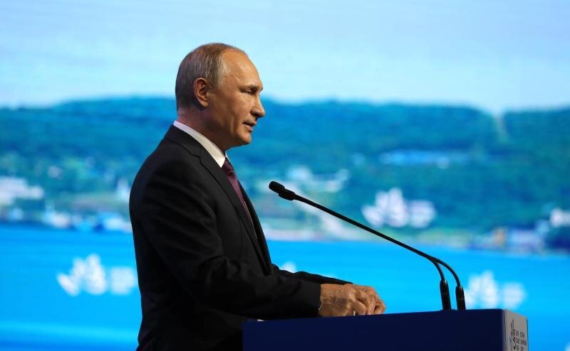 Благодаря Владимиру Путину в моду вошла очень короткая мужская стрижка, залысины перестали прикрывать выращенным специально клоком волос, а в одежде опять всех победили классика и хорошие галстуки
 Фото: Официальный сайт президента России