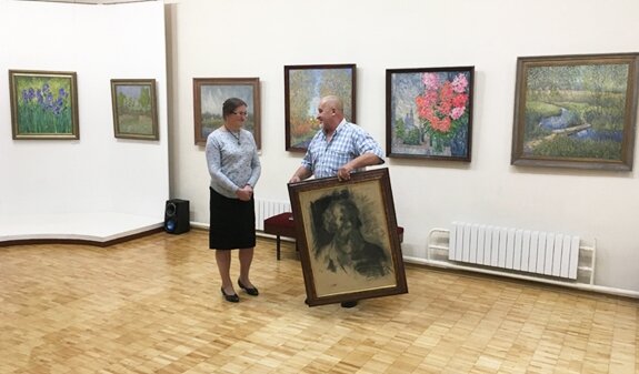 

Малоярославецкий художник и коллекционер Серей Бауэр дарит обнинскому музею уникальный автопортрет Афанасия Куликова
