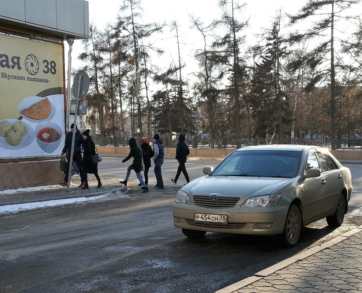 Люди идут сплошным потоком. Ближайший переход находится аж в 300 метрах отсюда.