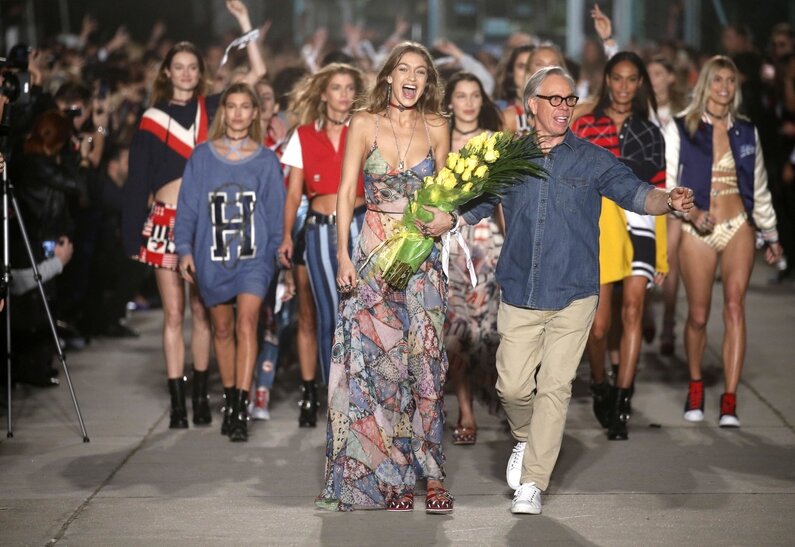  Рекламировать одежду много ума не надо, а вот чтобы создать ее, красивую, нужно попотеть. Некоторые знаменитости справились с задачей на все двести.Фотография: Legion-Media