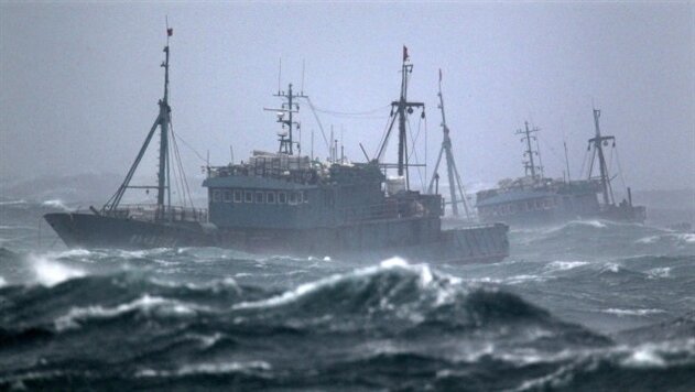     Не известна судьба 21 человека - это экипаж рыболовецкого судна «Восток», пропавшего семь часов назад в Японском море. Оно направлялось из порта в Южной Корее в Сахалинскую область.