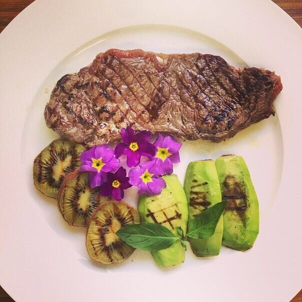  Шаг 1

Обжариваем мясо с двух сторон на сковороде гриль. В конце жарки добавляем соль и черный перец. Главное не передержать мясо, чтобы оно не было сухим. Киви и авокадо так же обжариваем на сковороде, так можно добавить немного соуса бальзамико. Приятного аппетита!
