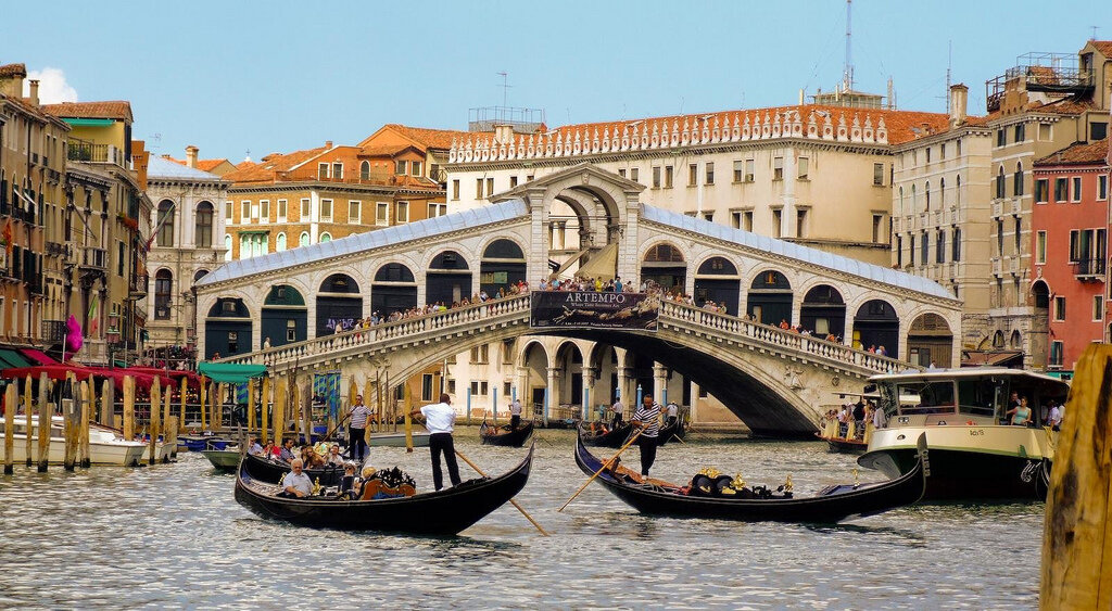 Мост Риальто в Венеции. Самый известный мост Венеции и один из символов города.