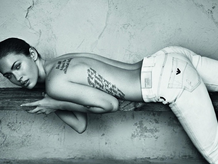 Меган Фокс демонстрирует наготу своих наколок