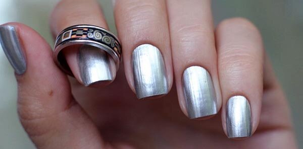 Серебристый блестящий маникюр