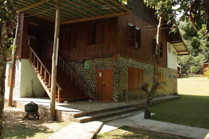 
Это один из общих домов. Студенты живут на первом и втором этажах.
