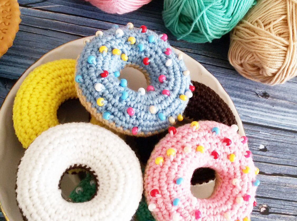 подушка пончик из ализе пуффи. подушка пончик крючком. вязаный пончик крючком. пончик крючком. вязаный пончик.