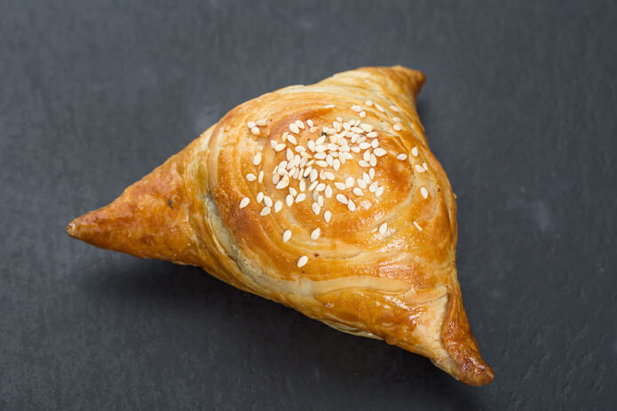 Традиционную самсу выпекают из пресного теста на воде