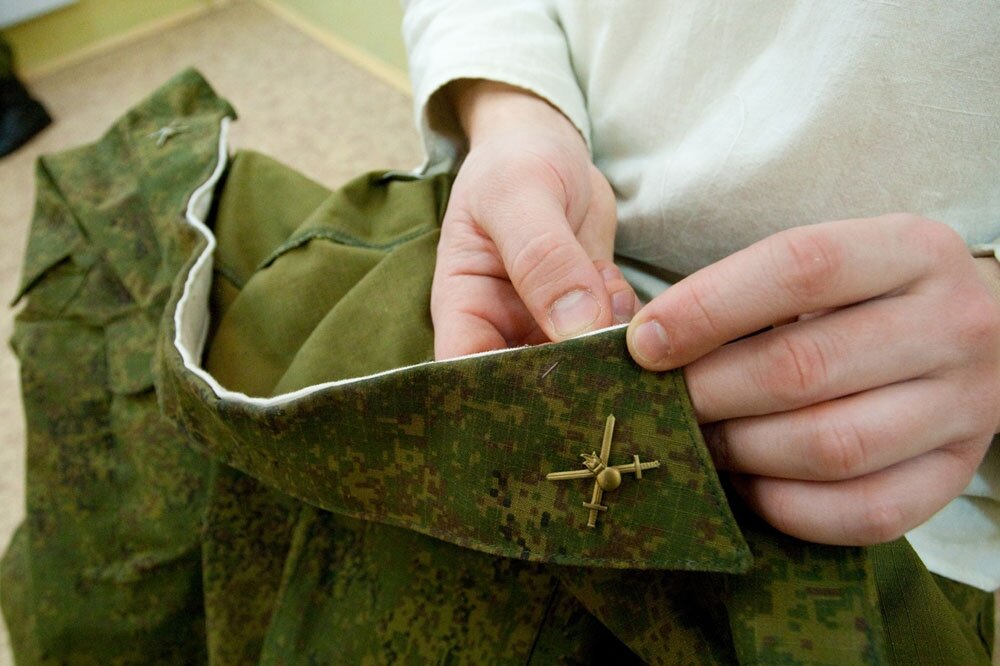    Воротничок, или вернее подворотничок, представляет собой узкую полосу хлопчатобумажной ткани белого цвета, которую необходимо подшивать с внутренней стороны военной форменной куртки.
