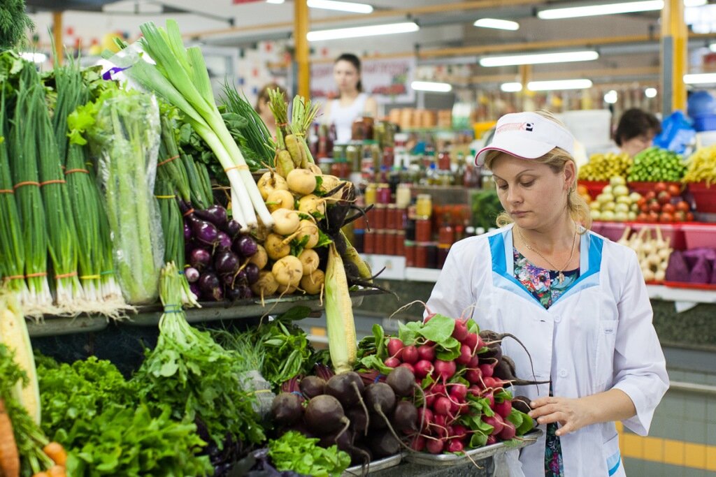 Продавец на рынке фото