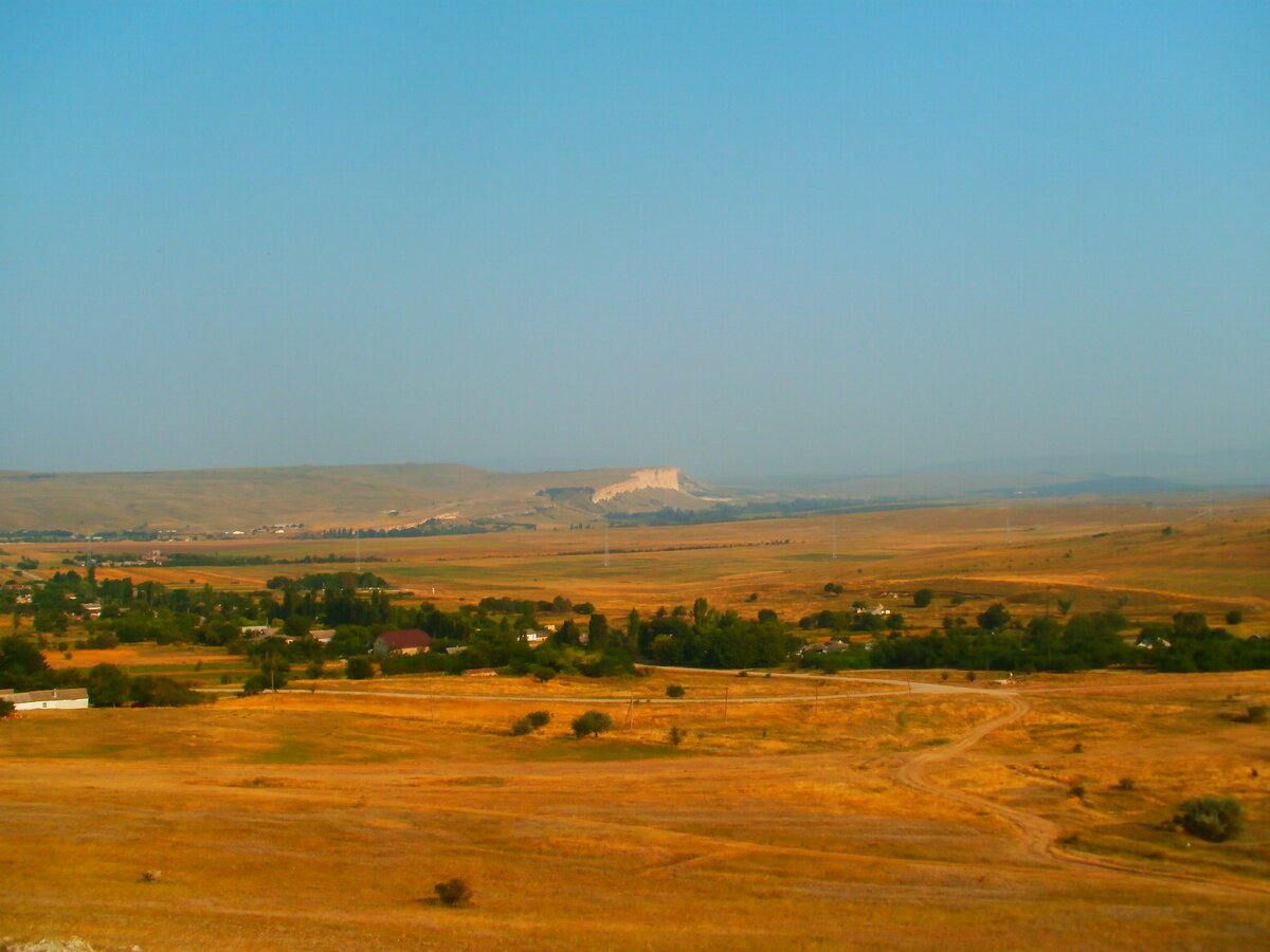 В Крыму от высоких температур трава выгорает уже в мае. В окрестностях села Мироновка, на заднем плане Белая скала