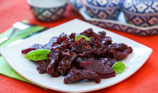 Говядина, тушеная со свеклой в вине