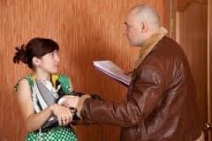 Большинство заемщиков, которые по той или иной причине допустили просрочку выплаты по кредиту слово «коллектор» вводит в состояние ступора. Кто же такие коллекторы и как с ними бороться? Самый лучший метод борьбы с ними — это не бороться с ними вообще. Их просто лучше не замечать. Можете спокойно занести их телефоны на своем мобильном в черный список, либо если телефон не поддерживает данную функцию, просто смените сим-карту или не отвечайте на звонки с незнакомых номеров. Почему? Да просто в разговорах с ними Вы ровным счетом ничего не добьетесь. Им плевать на причины по которым Вы не платите. Их главная цель – это психологическое давление на должника. Коллекторы стремятся Вас запугать, подавить Вашу волю, подтолкнуть к определенному действию. Очень часто они приплетают, что они сегодня настолько добры, что даже прощают Вам часть долга… Следующей целью разговора с Вами является сбор информации о Вас, о Ваших источниках дохода, о работе, о Ваших близких, на которых они в последствии будут также оказывать психологическое давление, чтобы уже те в свою очередь начали давить на Вас.