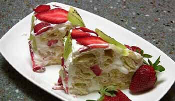 Десерт «Дамские пальчики» можно приготовить не только со «стандартной» сгущенкой или заварным кремом. Более экзотический, но оттого не менее вкусный вариант – использовать в креме мягкий сливочный сыр «Маскарпоне». Богатый фруктами торт, обильно смазанный кремом, с пористой, воздушной структурой благодаря заварным «пальчикам», — настоящий шедевр кулинарного искусства. Но приготовить его можно и дома. Немного сноровки, умения и свежих продуктов – и вот уже гости просят положить добавки! Время приготовления этого сливочно-фруктового десерта – 1,5 часа. Три часа торт должен настояться в холодильнике. Относится он к заварному типу десертов.