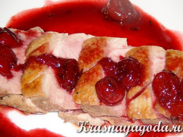 Утиные грудки в вишневом соусе - изумительное на вкус блюдо французской кухни, которое сделает честь любому праздничному столу.