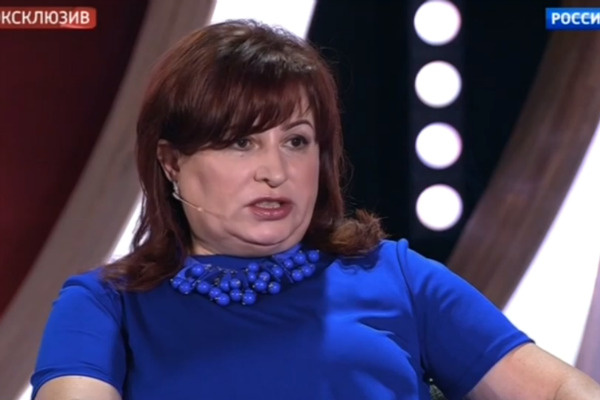 «Я узнала о разводе из смс. Меня вызывают в суд, а я не могла понять по какому поводу. Позвонила старшему сыну и попросила его узнать. Он перезвонил и сказал, что Павел Николаевич подал на развод. Неожиданно, никто даже не позвонил, никто не предупредил», — призналась Ирина Игоревна.Ирина Грудинина не может поверить, что супруг заявил о намерении развестись, хотя уже 9 лет они не живут вместе // Фото: кадр программы