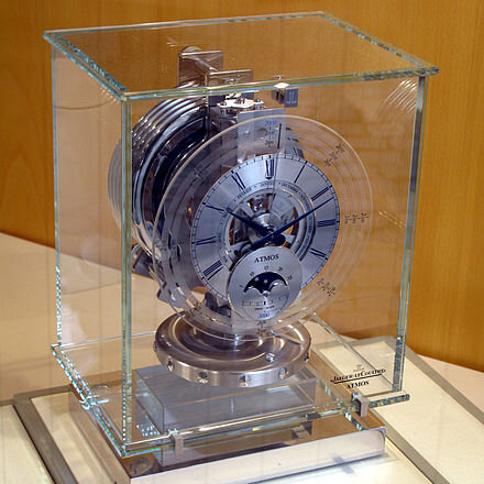 Изобретение и создание часов ATMOS – захватывающая история, как и сам этот замечательный механизм.  В прошлой статье мы рассказывали о часах Дж.