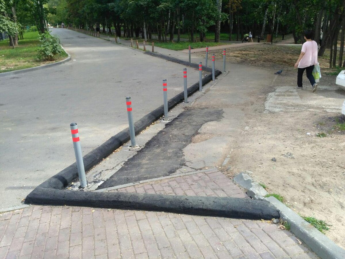 Вот из каких-то благих намерений (водоотвод?) сделали бортик на ул. Дачная. Теперь здесь трудно пройти с детской коляской, практически невозможно с инвалидной, очень тяжело на костылях тому, кто к ним ещё не привык и совершенно ненужное мучение для велосипедистов.
