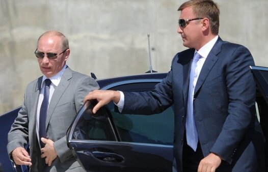 Сотрудник ФСО и Владимир Владимирович Путин.