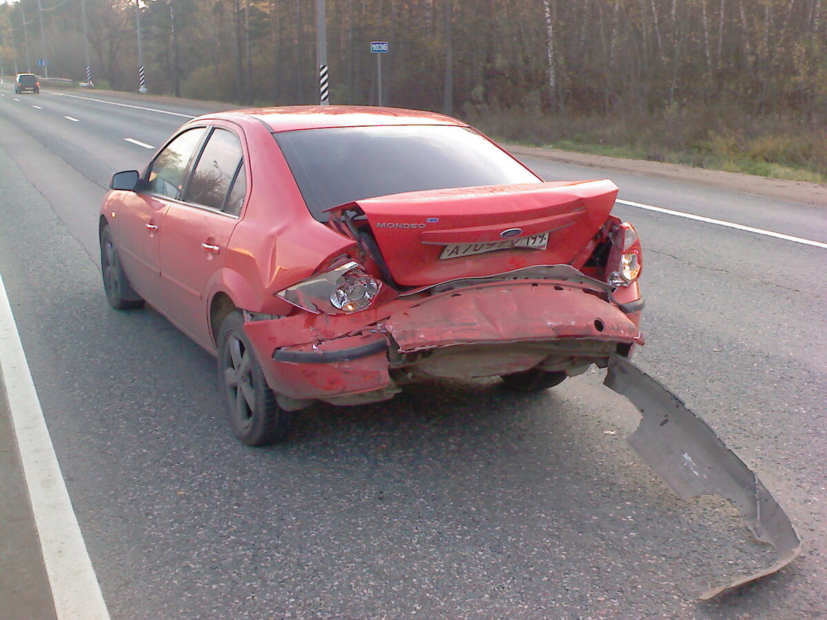 Ford Mondeo автора, в который на полном ходу въехали нехорошие люди. Как видно, из седана машина превратилась почти в хэтчбек, но задняя часть смялась как и было задумано: "гармошка", но при этом стойки крыши и проёмы дверей остались идеально-ровными. А от перелома шеи спасли активные подголовники - но об этом в следующей серии. [фото автора] 