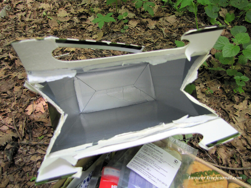 Коробка изнутри покрыта фольгой и кратковременное нахождение под дождем ничем содержимому не повредит, но окунать ее в воду не рекомендую: протекает по шву на дне
2. 
