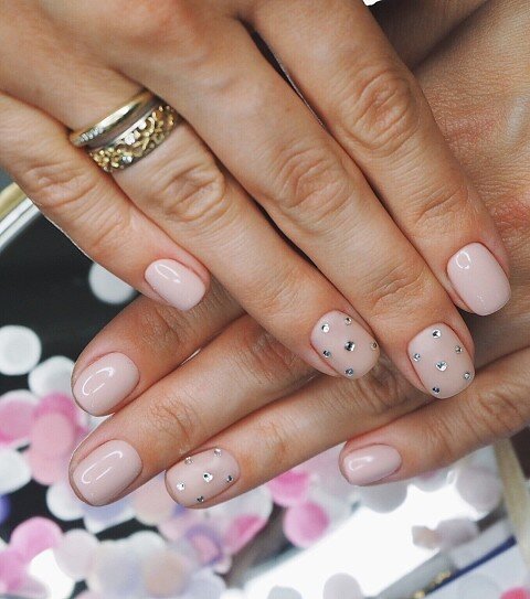 Стразы могут выглядеть как пошло, так и очень скромно. Лично мы голосуем за второй вариант. И тебя призываем обратить внимание на дизайны с маленькими аккуратными блестками, которые действительно украсят твой маникюр. Главное преимущество таких «деталек» — возможность сочетать их с разными оттенками, начиная от глубокого черного и заканчивая молочно-белым.@_bebeauty_