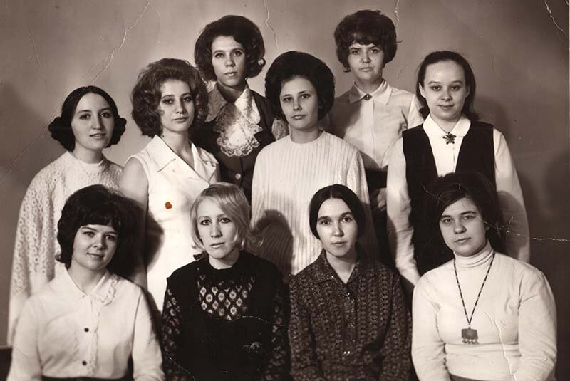 Cидят:  Лариса Ильина (Злобина), Антонина Макарова, Ольга Птухина, Галина  Баранова. Стоят: Ольга Требуш (Соловьёва), Нина Горенская (Шефер),  Татьяна Чиркова, Людмила Грибок (Багаева). Второй ряд: Валентина  Гапеенко (Дресвянская), Светлана Москалева.
