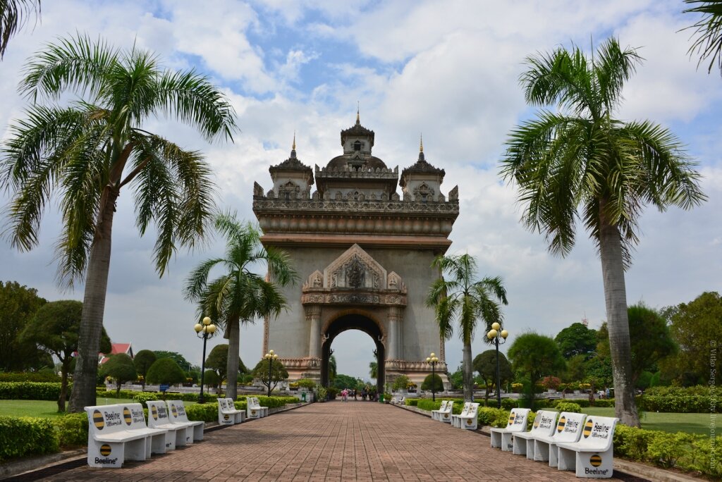 
Признаться, я даже не знал названия до приезда сюда. А меж тем, Вьентьян - крупнейший город Лаосской Народно-Демократической Республики. Здесь проживает более 780 тысяч счастливых пользователей Beeline'а...)
