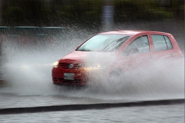 http://www.aif.ru/auto/practice/kak_bezopasno_vodit_v_dozhd_prostye_sovety
