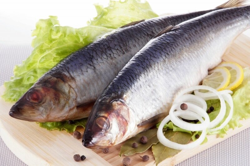 Сейчас поделюсь с вами моим рецептом вкусного посола селедки в домашних условиях.