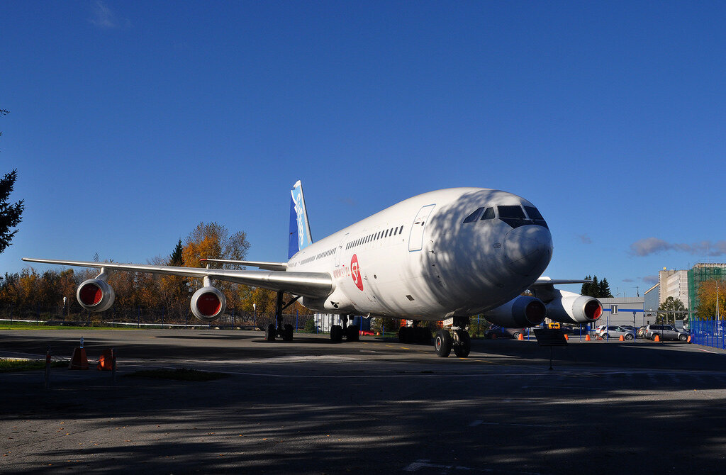 1. До начала мероприятия прогулялся к установленному недалеко от терминала Ил-86. Ранее он стоял на перроне и не раз на споттингах попадал в наши кадры... Ил-86 - RA-86097 - Сибирь - S7 /1988/. В 2008 году СИбирь вывела махом все "баклажаны". Слева от него планируется будет установлена в скором времени "Ижма". 

