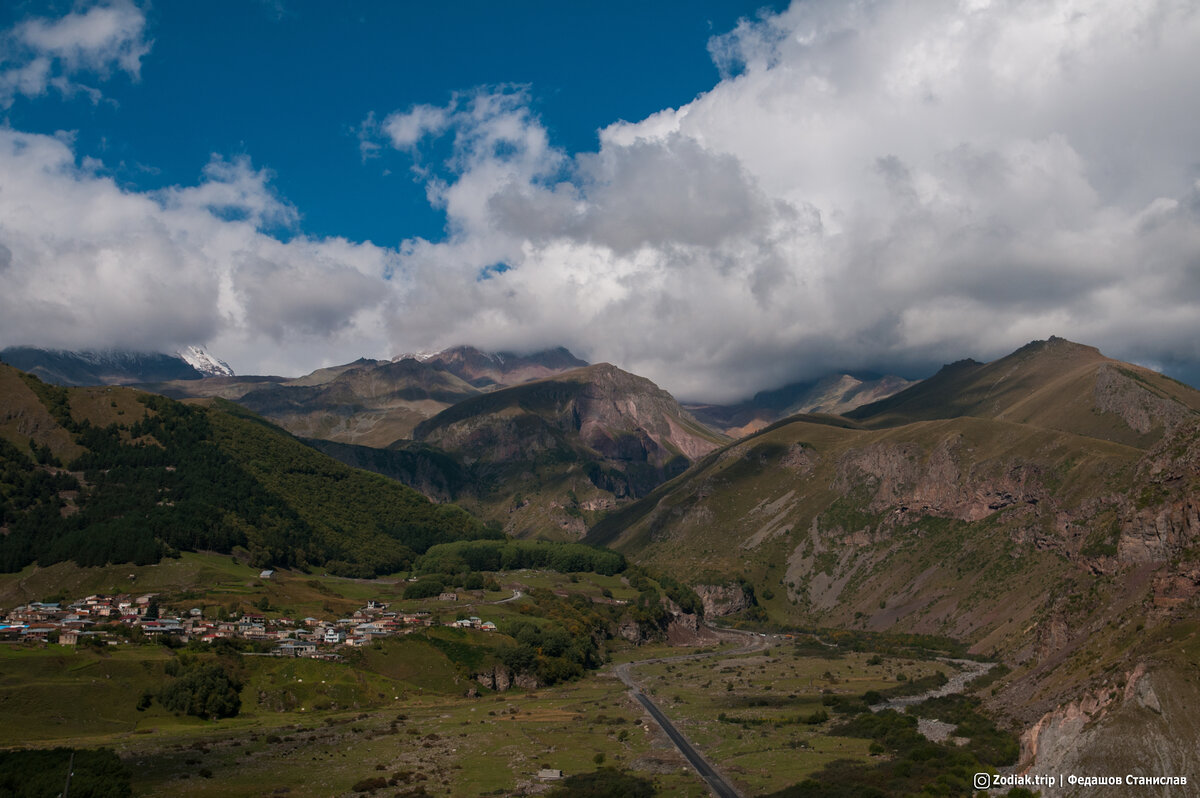Слева Гергети, правее та самая новая дорога к Троицкой церкви.