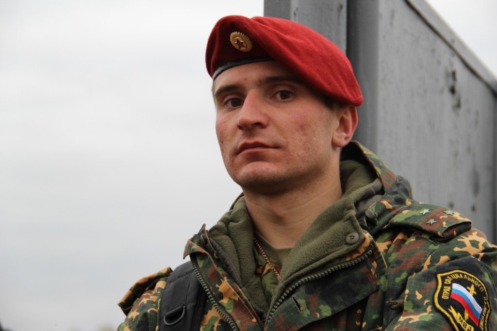  С давних пор известно, что краповый берет – это символ и отличительная часть формы российских подразделений спецназа. Кроме того, боец, на котором берет надет, является образцом мужества, стойкости, бесстрашия, уравновешенности и профессионализма – иначе просто не может быть. Ведь для того, чтобы удостоиться права ношения крапового берета, необходимо пройти специальное испытание, выполнение установленных нормативов которого является весьма тяжелой задачей даже для опытного и подготовленного бойца спецподразделения, не говоря уже о солдатах «обычных» войск. Кто может претендовать Начало долгого пути к тому, чтобы однажды с гордостью и честью прилюдно получить краповый берет, лежит в расположении подразделения спецназа, а именно, на проверке по итогам обучения по спецпрограмме. Бойцы, которые справились с поставленными задачами на общую оценку «хорошо», а индивидуальную подготовку по огневым и физическим показателям сдали на «отлично», могут быть допущены на предварительное тестирование к экзамену на краповый берет. В программу теста входит сдача следующих нормативов: бег на расстояние 3000 метров; подтягивания (по НФП-87); комплекс упражнений, в состав которого входят отжимания из разных положений, упражнения на пресс и выпады (комплекс выполняет по кругу в течение 7 раз). На бойцов, успешно справившихся с тестированием, командир подразделения составляет особый рапорт, который направляется председателю СКБ (совет краповых беретов). Он, в свою очередь, принимает окончательное решение по допуску военнослужащих к основному экзамену на краповый берет. Проведение испытания – отдельное событие, которое происходит в один день не чаще двух раз в год (как правило, осенью и весной). Как такового возрастного ограничения в прохождении экзамена нет, все зависит исключительно от физических и моральных возможностей бойца. Для опытных спецназовцев, отдавших службе не один год, предусмотрена специальная ветеранская сдача на краповый берет. Из чего состоит комплексное испытание Экзамен на краповый берет представляет собой обширную программу, состоящую из нескольких этапов. Первая часть испытания – это марш-бросок общей протяженностью 12 километров, фактически основная составляющая экзамена, ведь на данном этапе отсеивается большинство претендентов. Объясняется это колоссальной комплексной нагрузкой, в ходе которой проверяются все личностные качества бойца Помимо обычного бега по пересеченной местности в маршрут входит переправа через болото либо форсирование маленькой речки, передвижение ползком, а также перенос на плечах «раненого» товарища. При этом бойцы полностью экипированы, включая бронежилет и табельное оружие. По маршруту расставлены несколько пунктов, фиксирующих промежуточный результат (если отставание бойца от группы составляет более 50 метров, на ближайшем пункте он снимается с испытания). Также командующий может давать дополнительные указания, такие как «атака с воздуха» или «внезапный обстрел с вражеской стороны». Немаловажной частью марш-броска является психологическое давление – на маршруте возможны провокации с целью выявления неустойчивых бойцов. Следующим этапом, до которого добрались не все претенденты, выступает специально сконструированная полоса препятствий. Здесь испытуемым предстоит преодоление различных объектов, встающих на пути, в сопровождении импровизированных взрывов и искусственного задымления. Взрывы, к слову, самые настоящие, а вот для «тумана» применяются средства малой интенсивности, чтобы бойцы не получили лишние травмы и не сбились с дороги. Напомним, что к полосе претенденты приступают сразу же после марш-броска, без отдыха. Важным моментом является тот факт, что, несмотря на все трудности, боец обязан беречь свое оружие. Дело в том, что после прохождения полосы спецназовцы по распоряжению командующего выходят по одному и производят один выстрел вверх холостым патроном. Нетрудно догадаться, что те кандидаты, чье оружие дало осечку (крайне досадный момент), выбывают из гонки за беретом. После проверки пригодности оружия настает момент испытать в деле и самого стрелка. Необходимо выполнить определенный норматив по попаданию в мишень за время, составляющее не более 20 секунд. При этом не стоит забывать об уже достаточной утомленности бойца – фактор, который может сыграть решающую отрицательную роль. Успешно прошедших очередной этап ждет штурм высотного здания. Выполняется испытание следующим образом – на пятом этаже дома боец прикрепляет страховку и после приказа командующего начинает спуск при помощи снаряжения. В первый оконный проем (на четвертом этаже) спецназовцу надлежит выстрелить очередью из пяти патронов. Во время спуска на уровне третьего этажа претенденту необходимо подготовить гранату, которую он должен забросить в оконный проем на втором этаже, предварительно выбив его ногой. На выполнение нормативов отводится 45 секунд. Соответственно, те бойцы, которым потребовалось большее время на сдачу, выбывают из испытания Далее кандидатам необходимо будет сдать нормативы по выполнению акробатических упражнений. Среди них такие элементы как сальто вперед, удар обеими ногами и подъем разгибом. Также в состав испытания входит четыре комплекса специальных упражнений. Обязательно четкое выполнение, без помарок и пауз. Наконец, решающий этап всего экзамена – 12-минутный рукопашный бой со сменой четырех оппонентов, причем с таким условием, что один соперник уже является обладателем крапового берета. Прошедшим испытание считается боец, который продержался все спарринги, не побывав в нокауте. После успешного завершения всех испытаний претенденту в торжественной обстановке вручается краповый берет, а в служебное удостоверение заносится специальная запись с гербовой печатью. Видя человека в таком берете, можно быть полностью уверенным, что перед нами настоящий герой, ведь теперь мы знаем, как бойцу удалось получить легендарный головной убор. И это – не просто особая тренировка, это – определенный уклад жизни людей.