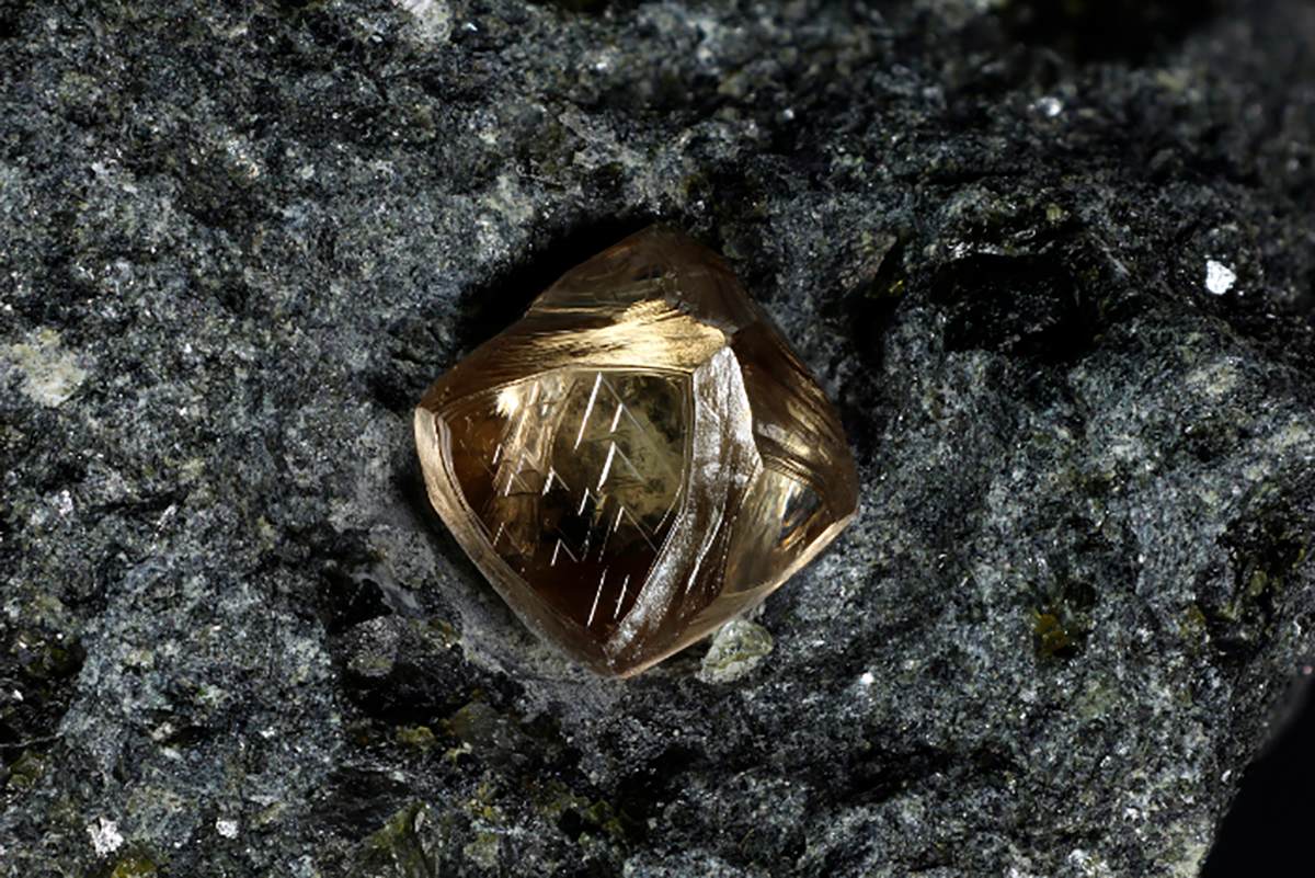 Найти алмаз среди. Камень самородок Алмаз. Алмаз неограненный камень. Самородок неограненный Алмаз. Вишерский Алмаз.