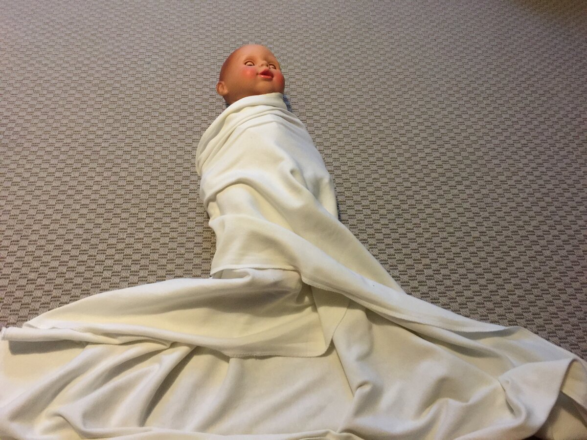 Сон пеленание. Пеленание ребенка в одеяло. Пеленание в одеяло новорожденного. Смирительная рубашка для новорожденных. Японское пеленание грудничков.