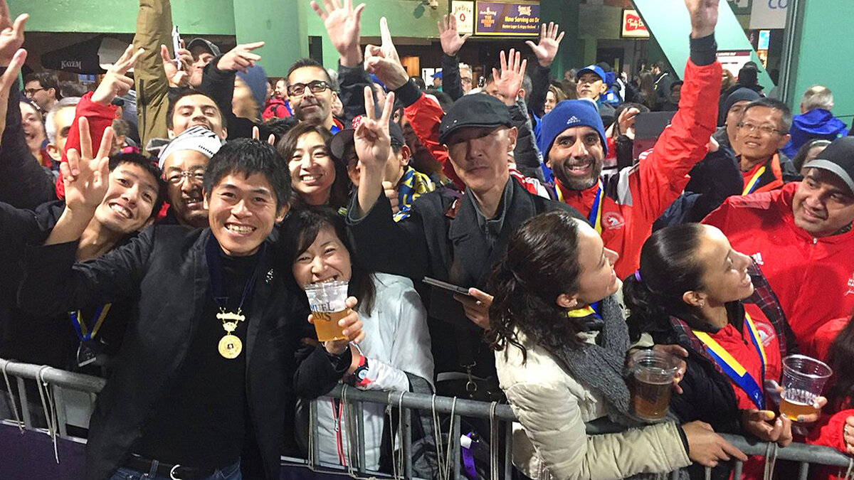 Юки Каваучи с болельщиками после победы в Бостонском марафоне — 2018