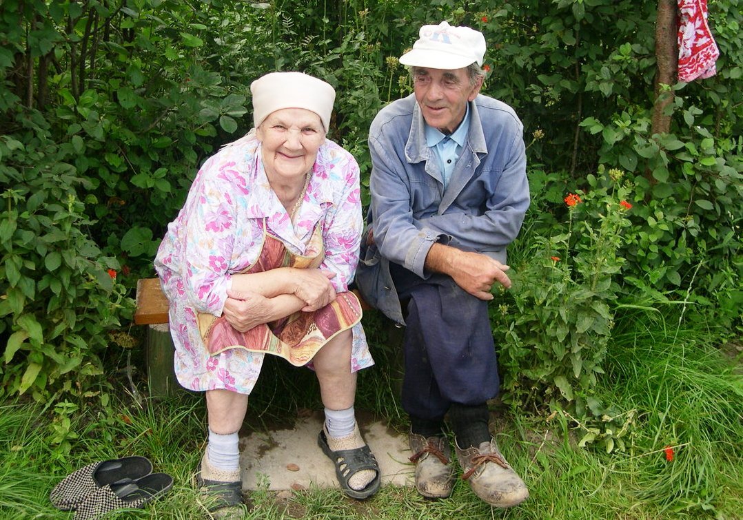 Бабушка в огороде фото