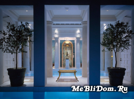 История развития греческого стиля имеет несколько периодов. Ранние периоды истории развития стиля характеризуются мифологической ориентацией, в которой основное место отводилось древним мифологическим богам, которые символизировали власть и процветание греческой империи. На очень ранней стадии (VIII-VI вв. До н.э.) произошло формирование основных принципов. Постепенное изменение принципов и элементов, введенных из Египта и Азии, началось в период с VI века до 470 года до нашей эры в соответствии с религиозными убеждениями народа Греции, его духа и формы. В период с V века до н.э. до 338 лет до н.э. кардинальные изменения происходят в греческом стиле. Стиль становится более благородным, более гармоничным. Элементы роскоши появились в материалах, формах, украшениях. В течение следующего периода (IV век до н.э. - 180 г. до н.э.) история греческого стиля характеризуется влиянием Востока. Конструкции казались более великолепными и впечатляющими. В последний период, после того как Греция управлялась Римской империей, греческий стиль слился с римским искусством. Но все-таки он сохранил свои основные функции - простоту и практичность, в то время как римский стиль был присущ роскоши и помпе