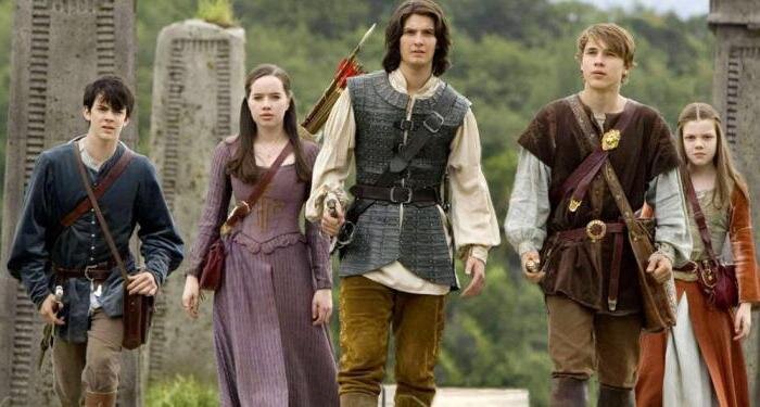 Люси, Сьюзен, Эдмунд и Питер Пэванси возвращаются в Нарнию. В Англии прошло совсем немного времени, а в Нарнии — века. Страна находится под гнетом зловещего короля Мираза. Но у волшебного королевства есть надежда — юный принц Каспиан. Чтобы помочь Каспиану отвоевать трон, короли и королевы собирают армию мифических существ во главе с Асланом и защищают свою страну.