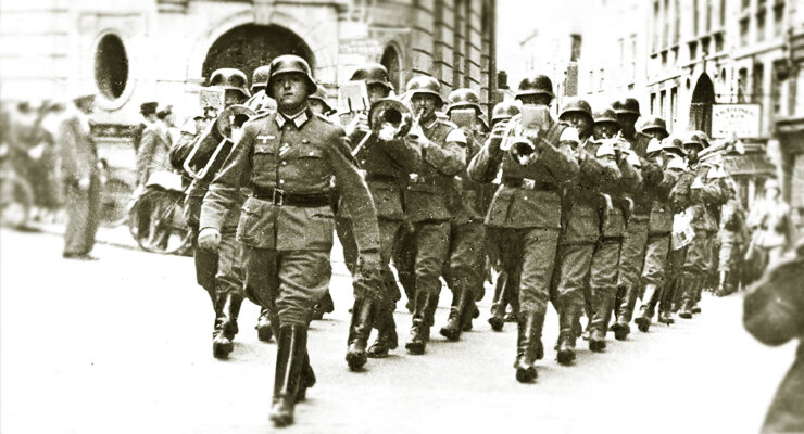 Немецкие войска маршируют по улицам Гернси после быстрого вторжения