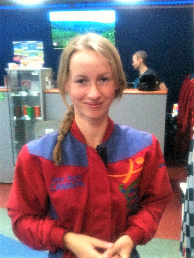 Я в специальном костюме для полета в аэротрубе