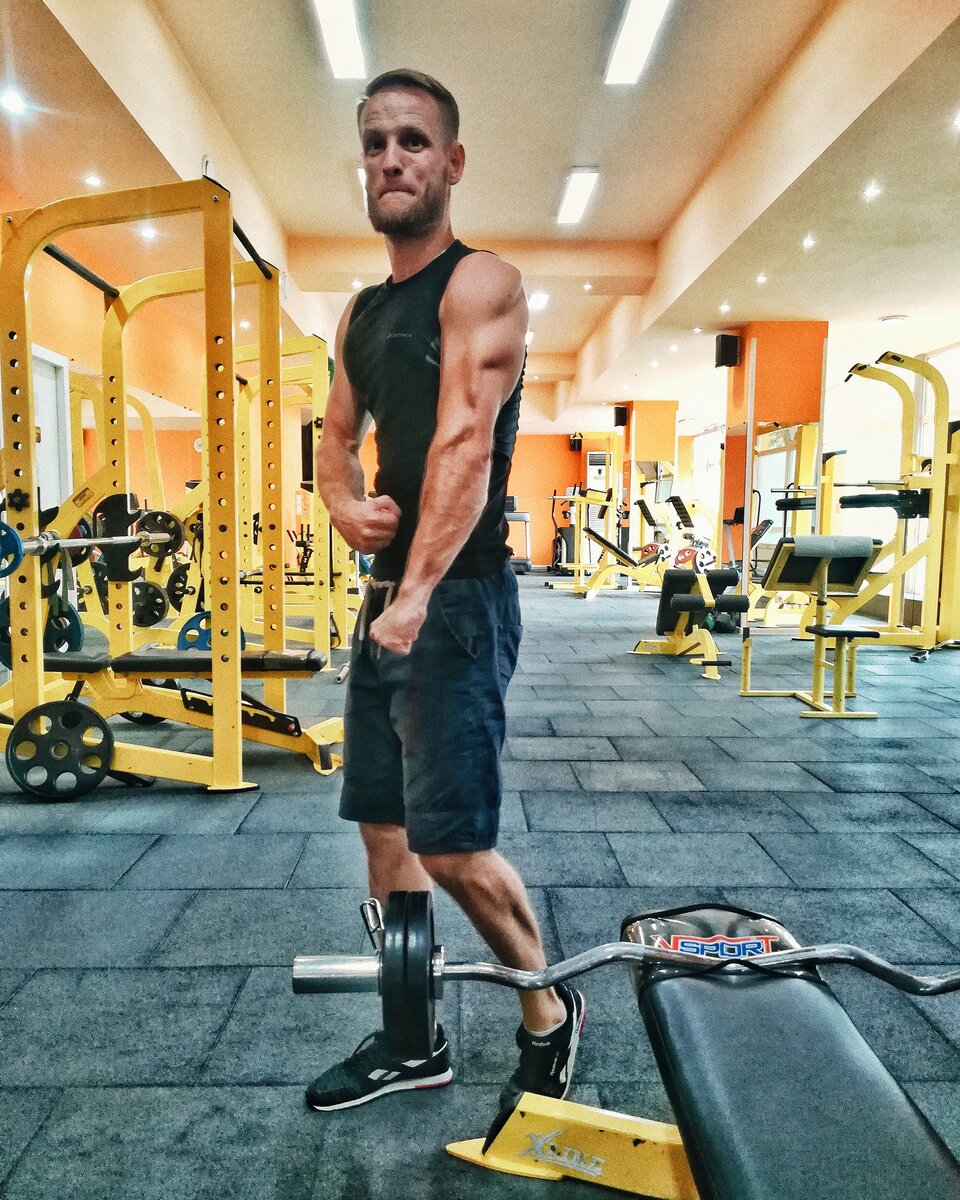 Давайте знакомиться🏋️‍♂️ .
Друзья всем привет🤝🏻
Немного обо мне👇🏻
🔸Моё имя Денис
🔸Мне 31 год
🔸Живу в Таганроге
🔸Работаю барменом в ресторане ОсакаК
🔸Тренируюсь в зале "Живая Сталь" - снимаю процесс, показываю ошибки и рассказываю историю упражнений.
🔸Прокачиваю мозг мастер классы, вебинары, читаю книги - предпочтительно бизнес литература, психология, всё что связано с питанием и тренировочным процессом.
🔸Делюсь полезной информацией в аспектах которые изучаю👆🏻предпочтительно питание и тренировки, а так же немного мотивации.
.
Девизы по жизни
"КАЖДЫЙ ДЕНЬ ЛУЧШАЯ ВЕРСИЯ СЕБЯ"
"ХОЧЕШЬ ИЗМЕНИТЬ МИР - ИЗМЕНИ СЕБЯ"
.
Подписывайтесь на канал, не забывайте про лайк, чем быстрее будет канал набирать подписки тем больше и чаще будет поступать полезная информация от меня😉
.
Давай знакомиться с Вами кто вы?
Откуда?
Чем занимаетесь?

Давайте знакомиться🏋️‍♂️ .
Друзья всем привет🤝🏻
Немного обо мне👇🏻
🔸Моё имя Денис
🔸Мне 31 год
🔸Живу в Таганроге
🔸Работаю барменом в ресторане ОсакаК
🔸Тренируюсь в зале "Живая Сталь" - снимаю процесс, показываю ошибки и рассказываю историю упражнений.
🔸Прокачиваю мозг мастер классы, вебинары, читаю книги - предпочтительно бизнес литература, психология, всё что связано с питанием и тренировочным процессом.
🔸Делюсь полезной информацией в аспектах которые изучаю👆🏻предпочтительно питание и тренировки, а так же немного мотивации.
.
Девизы по жизни
"КАЖДЫЙ ДЕНЬ ЛУЧШАЯ ВЕРСИЯ СЕБЯ"
"ХОЧЕШЬ ИЗМЕНИТЬ МИР - ИЗМЕНИ СЕБЯ"
.
Подписывайтесь на канал, не забывайте про лайк, чем быстрее будет канал набирать подписки тем больше и чаще будет поступать полезная информация от меня😉
.
Давай знакомиться с Вами кто вы?
Откуда?
Чем занимаетесь? 