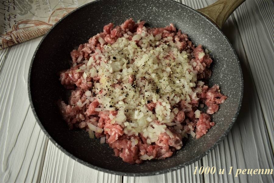 Сколько жарится фарш. Жареный фарш. Фарш жареный с луком. Фарш с луком на сковороде. Жаренный фарш с луком.
