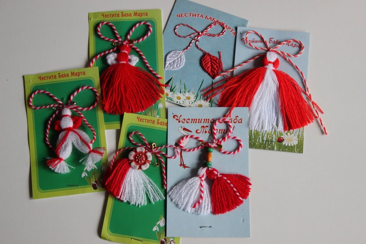 Мартенички с уличного базара. Именно эти я покупала на благотворительном базаре - школьники проводят продажи подобные на счет помощи какому-нибудь конкретному ребенку, например. 