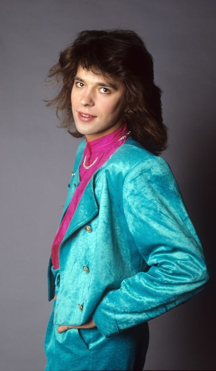 Певец лично видел убийцу, когда тот покидал место преступления.Популярный в 90-х годах певец Женя Белоусов видел убийцу рок-музыканта Игоря Талькова, когда тот покидал место преступления. Об этом во время эфира на телеканале «Россия 1» заявил друг Белоусова — композитор Сергей Шустицкий. 
По его словам, гримерка певца в петербургском Дворце спорта «Юбилейный» находилась рядом с местом преступления. Женя Белоусов был уверен, что Талькова убил Игорь Малахов — один из фигурантов дела. Однако он не рассказывал об этом общественности, потому что его «никто не спрашивал».

— Однажды в поезде Женя встретился с Игорем Малаховым, который проходил по этому делу. И тот спросил его: «Кто же все-таки убил?». Женя сказал: «Как кто? Ты», — заявил на эфире Шустицкий.

Кроме самого певца, в курсе ситуации также находились жена Белоусова и его близкий друг Андрей Соколов. Громкое убийство Игоря Талькова произошло в воскресенье, 6 октября 1991 года, во Дворце спорта «Юбилейный».

Ранее Пятый канал рассказывал о новых подробностях запутанной истории смерти Игоря Талькова.