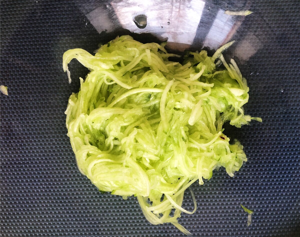 Очень водянистый огурец - лучше дополнительно отжать. Именно поэтому мне не нравится такая основа!