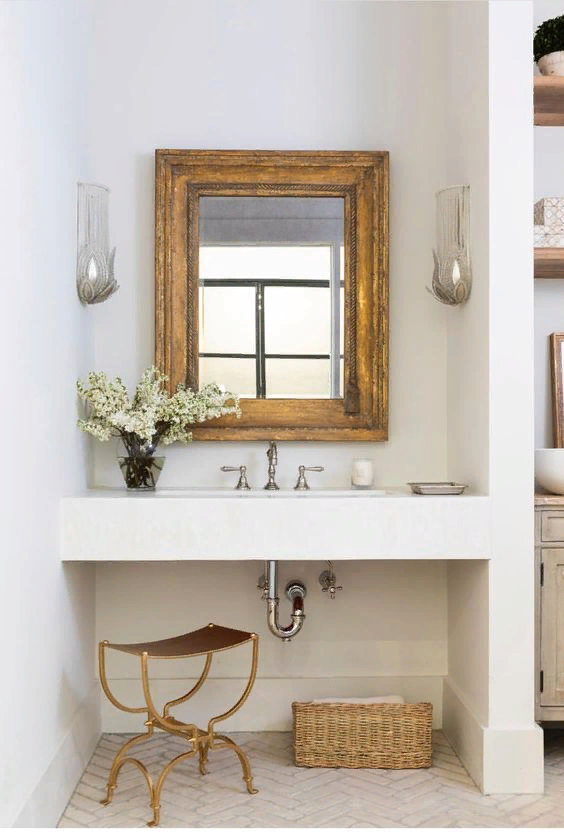 Храните все свои нужные вещи в корзинках, которые будут находится ниже.